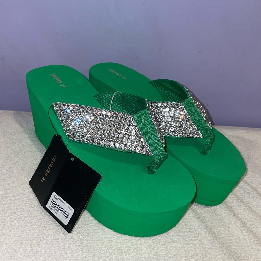 NWT Green Rhinestone Thong Platform Sandal Wedges - Forever 21 WONENS US 7 (uk5)